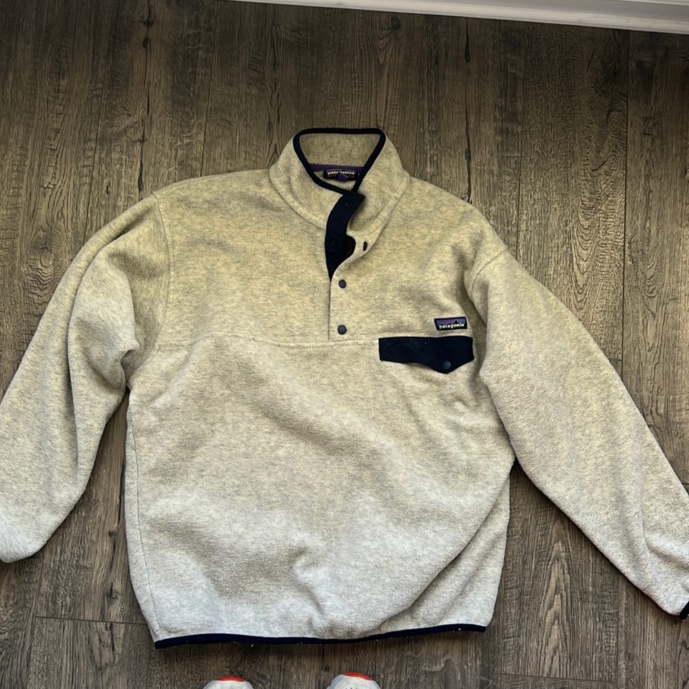 Patagonia Light Gray Fleece Pullover with Navy Accents
